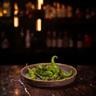 Gebakken groene paprika's